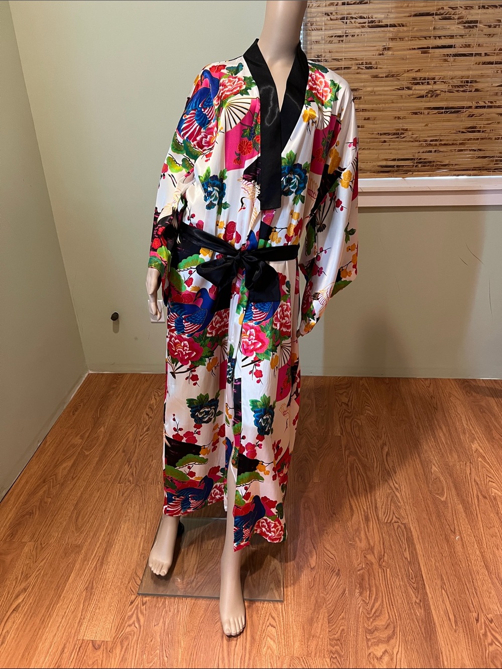 Fredrick’s of Hollywood Floral Satin Kimono Robe with Black Trim Size L